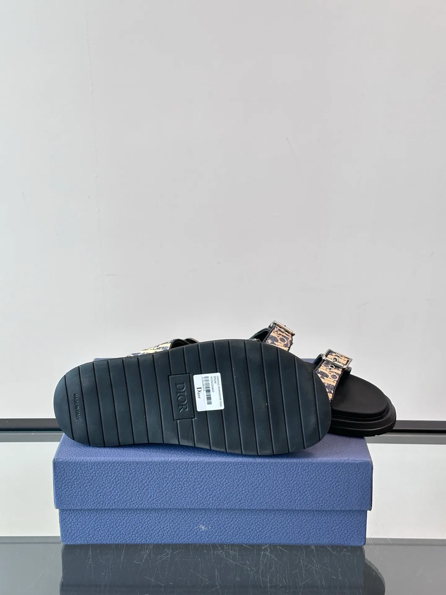 Factory price: 300💰Dior Aqua men's sandals and slippers. Showcasing Dior haute couture design. The Dior gray suede strap is accented with an aluminum Dior buckle for added style. Paired with a comfortable tonal notch sole, they pair easily with shorts or jeans for a sophisticated look. Main body: suede cow leather, technical fabric lining: cow leather, with adjustable straps, aluminum Dior buckle, Dior gray EVA insole, tonal notch rubber outsole splicing structure👌👌 size: 38-44 (45.46 customized)